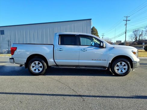 Used 2018 Nissan Titan SV w/ SV Convenience Package image 3