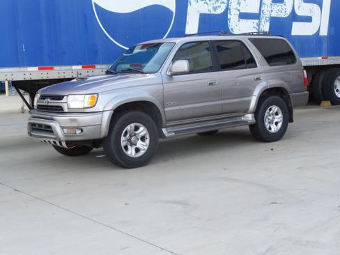 Used 2002 Toyota 4Runner SR5 AWD/4WD image 4