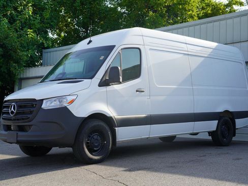 Used 2025 Mercedes-Benz Sprinter 2500 image 4
