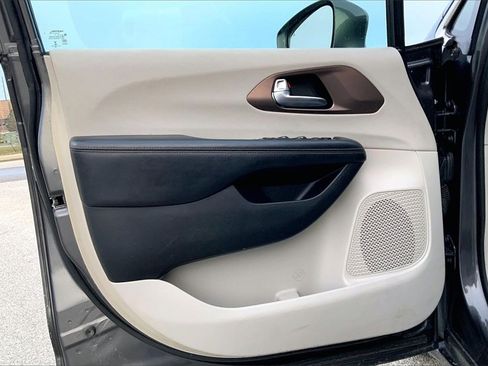 Used 2019 Chrysler Pacifica Touring-L image 19
