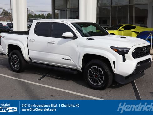 Used 2025 Toyota Tacoma TRD Sport image 1
