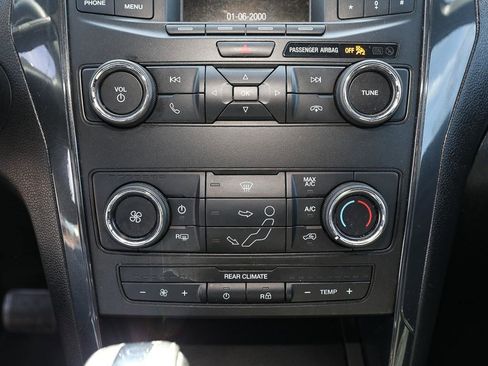 Used 2018 Ford Explorer XLT FWD image 18