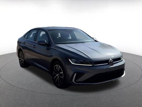 Used 2025 Volkswagen Jetta SE image 3