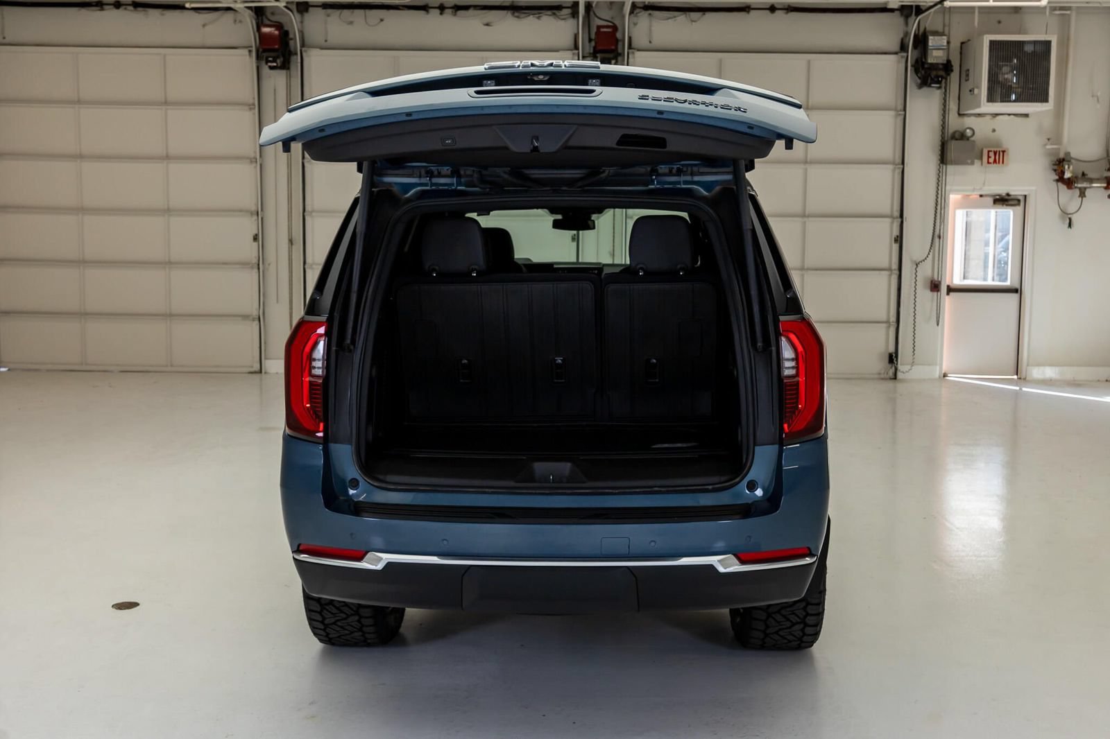 Used 2025 GMC Yukon Elevation AWD/4WD image 9
