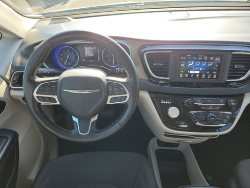 Used 2020 Chrysler Pacifica Touring w/ Cold Weather Group FWD image 19