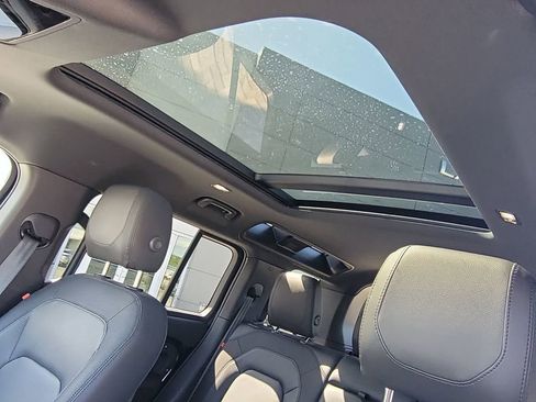 Used 2024 Land Rover Defender 110 X-Dynamic SE image 27