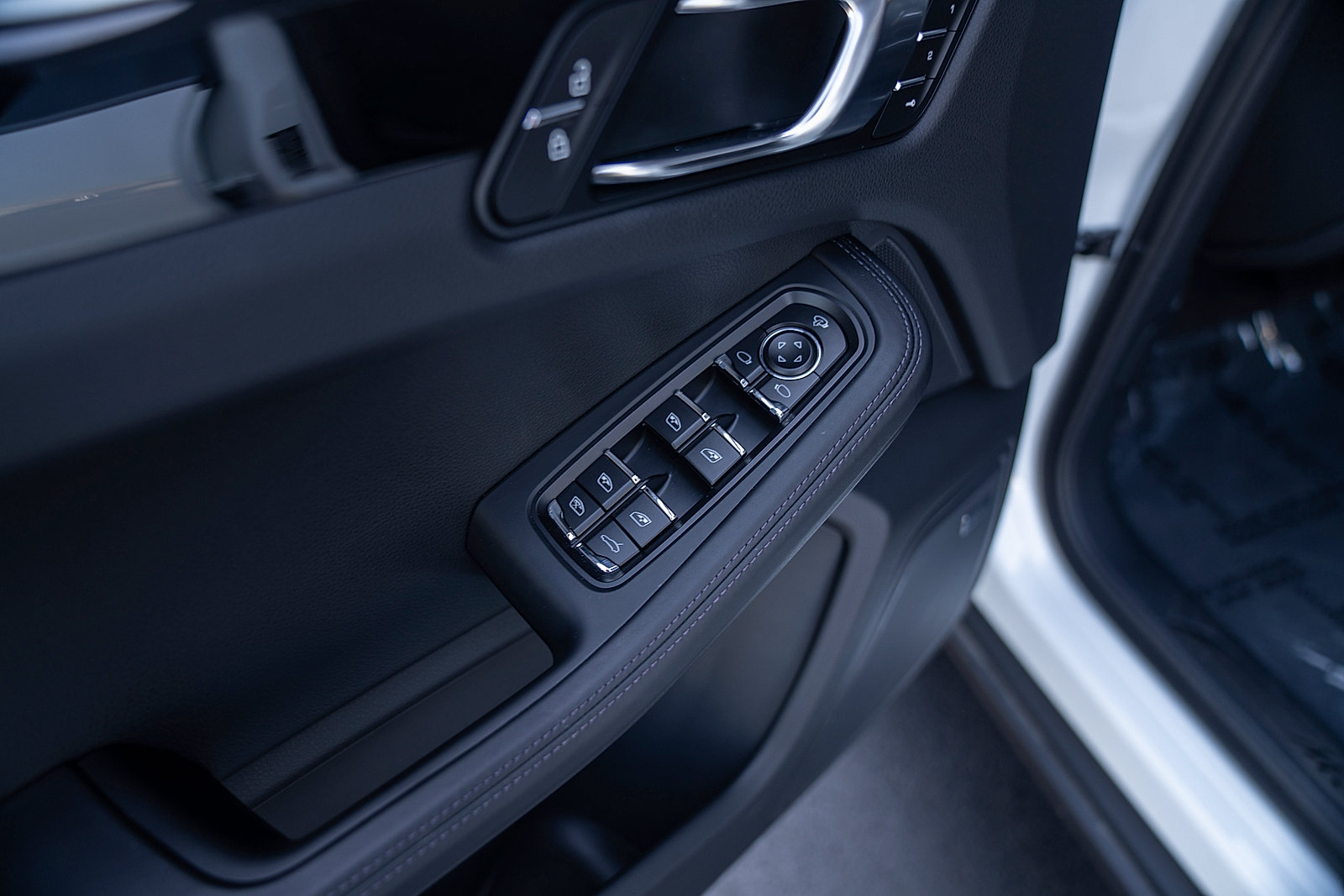 Certified 2026 Porsche Macan T AWD/4WD image 19