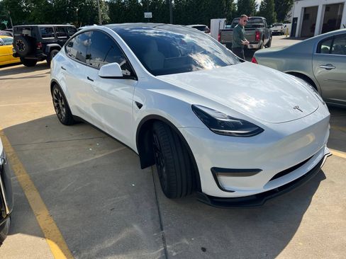 Used 2024 Tesla Model Y Performance AWD/4WD image 2