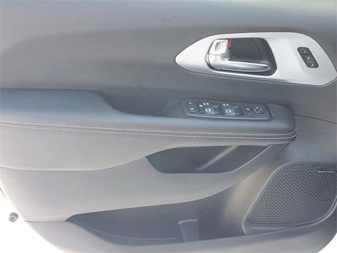 New 2026 Chrysler Pacifica Limited w/ Uconnect Theater Family Group image 17