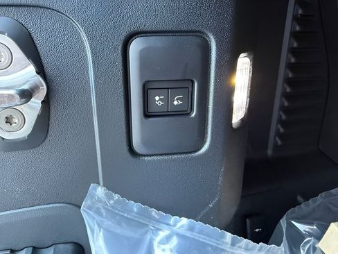 New 2026 Land Rover Defender 90 X-Dynamic SE AWD/4WD image 28