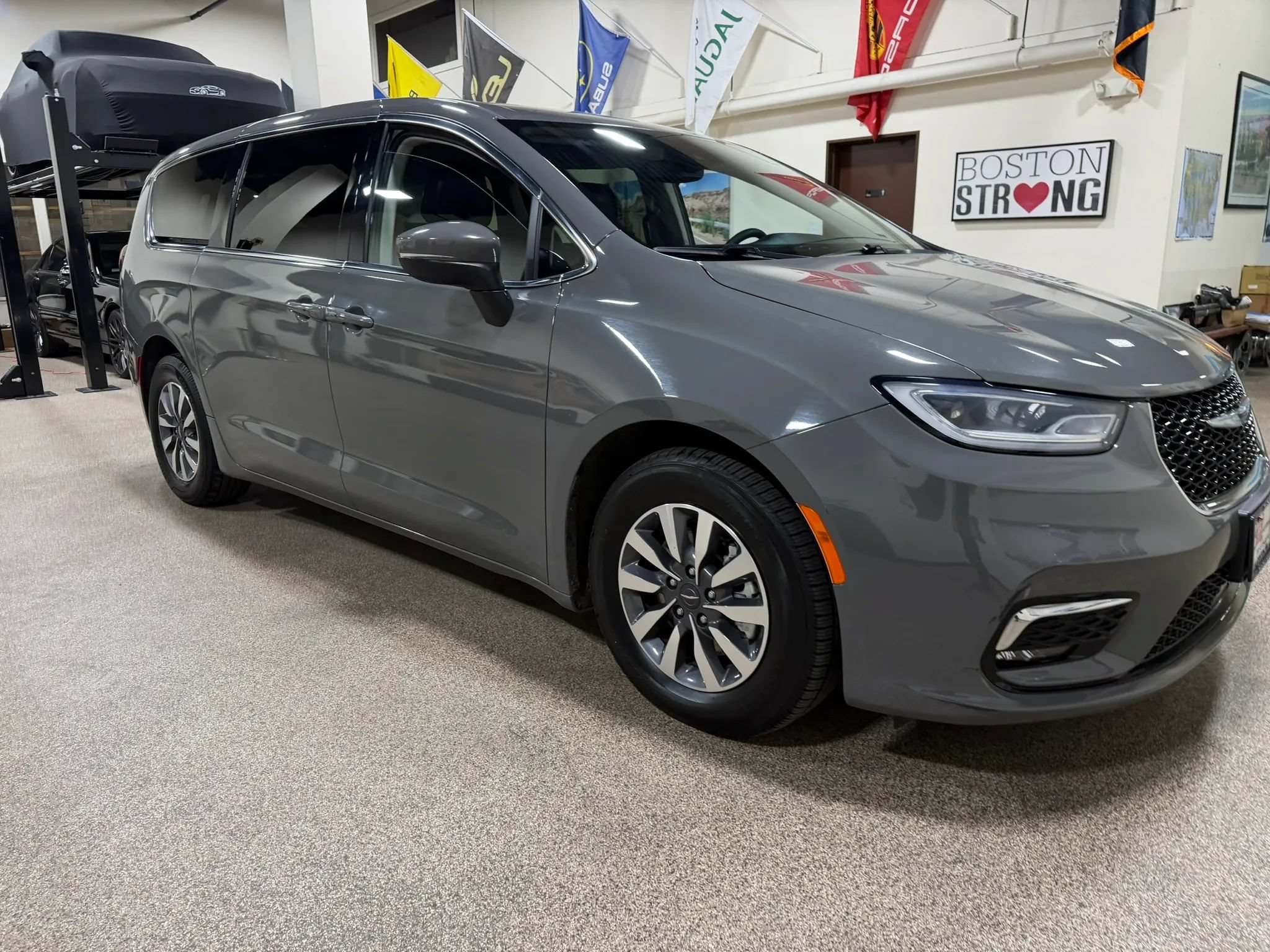 Used 2023 Chrysler Pacifica Touring-L FWD image 14