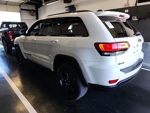 Used 2019 Jeep Grand Cherokee Laredo image 4