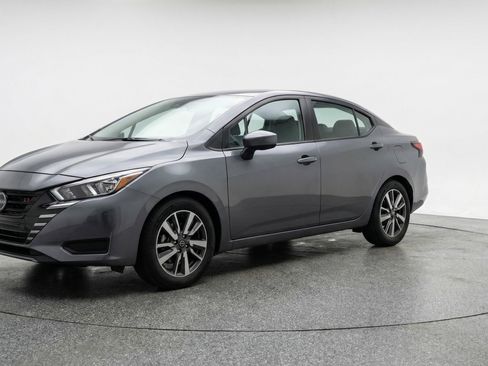 Used 2025 Nissan Versa SV image 3