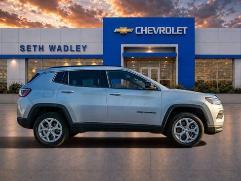 Used 2024 Jeep Compass Latitude AWD/4WD image 8