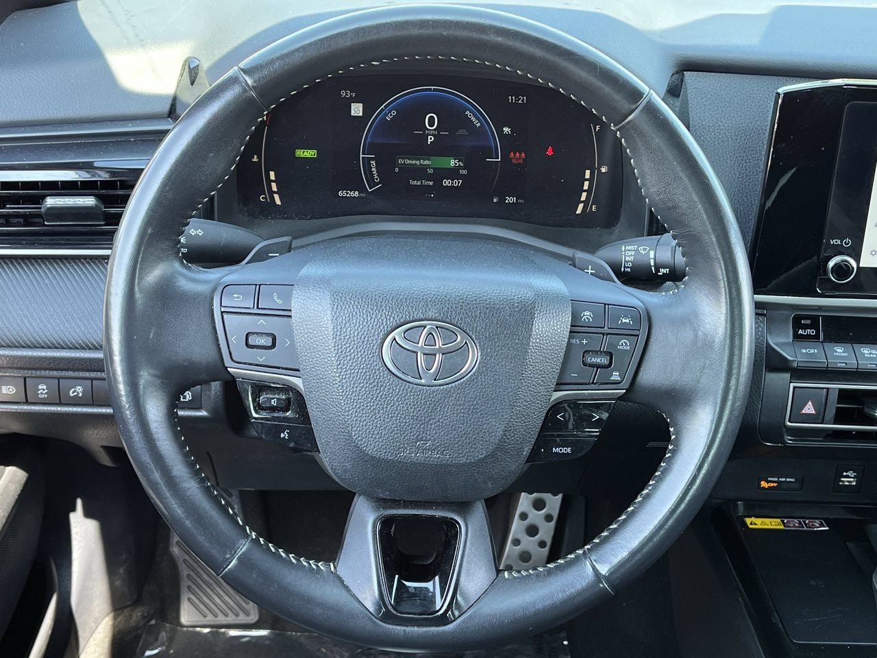 Used 2025 Toyota Camry SE FWD image 11