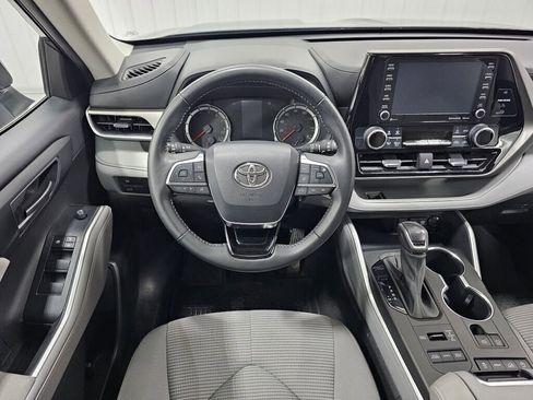 Used 2021 Toyota Highlander LE image 5