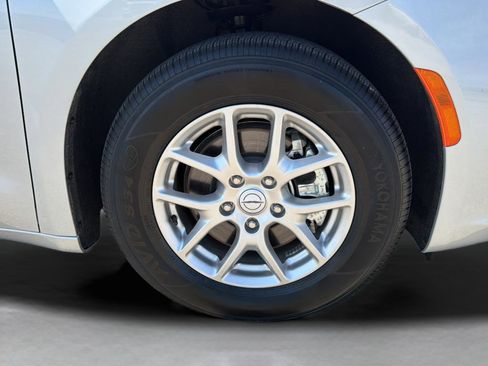 Used 2026 Chrysler Pacifica Select FWD image 9