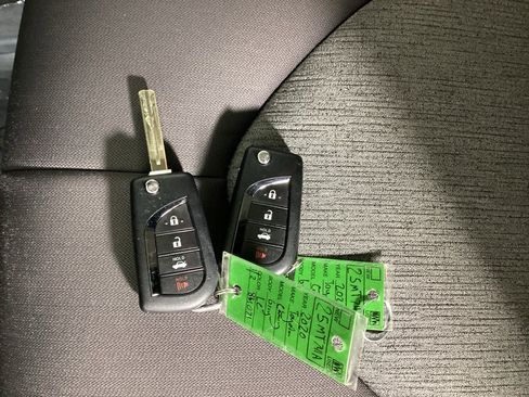 Used 2020 Toyota Camry LE image 30