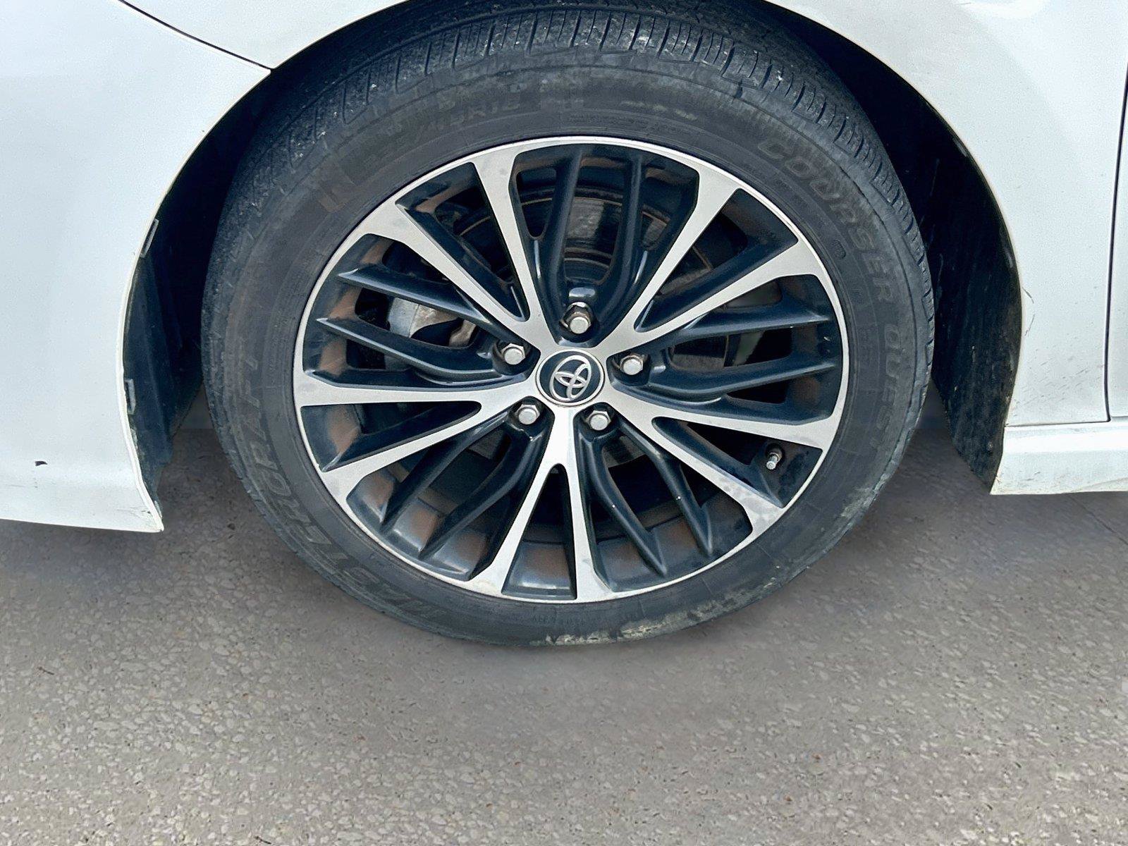 Used 2018 Toyota Camry SE w/ Moonroof Package FWD image 38