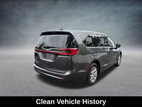 Used 2023 Chrysler Pacifica Touring-L FWD image 6
