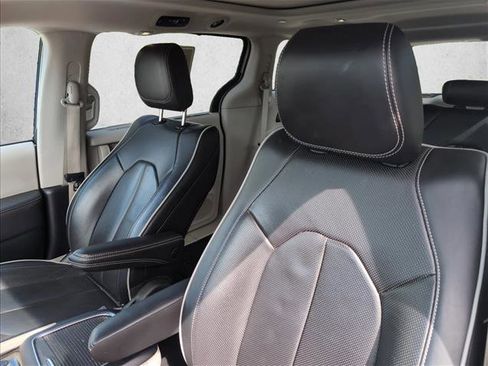 Used 2024 Chrysler Pacifica Limited FWD image 10