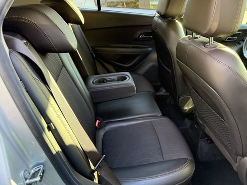 Used 2017 Chevrolet Trax LT w/ LT Convenience Package FWD image 6