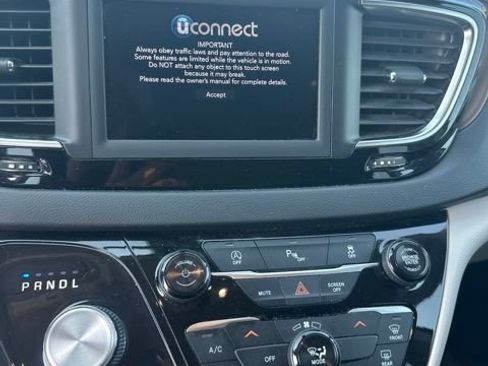 Used 2018 Chrysler Pacifica LX FWD image 6
