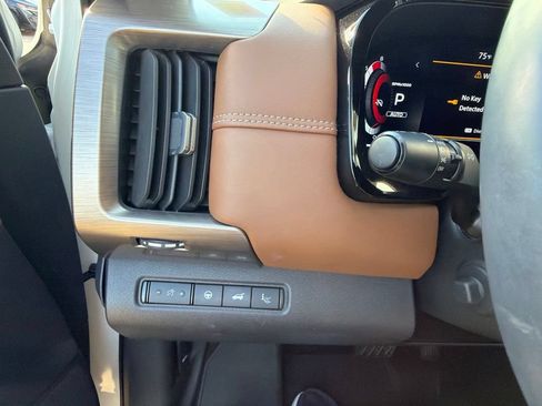 Used 2024 Nissan Pathfinder Platinum AWD/4WD image 28