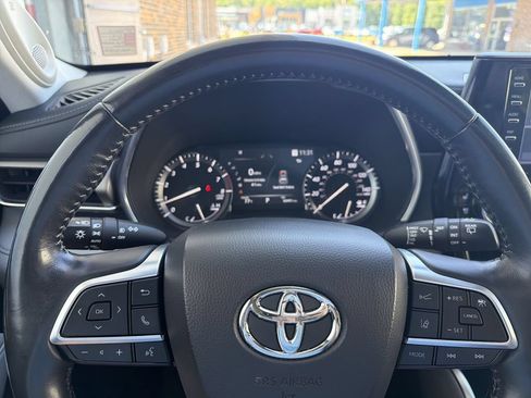 Used 2021 Toyota Highlander Limited AWD/4WD image 11