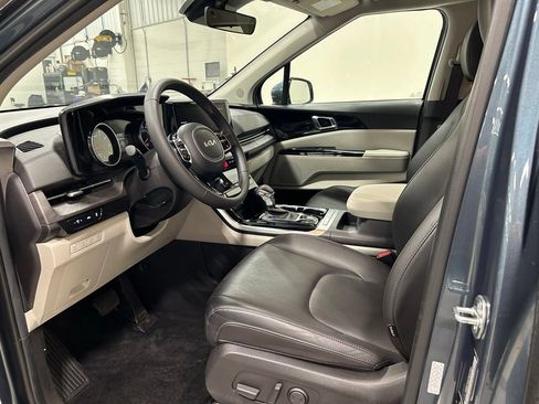 Used 2024 Kia Carnival EX FWD image 11