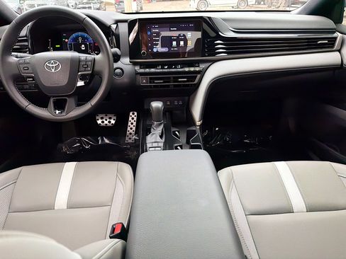 Used 2025 Toyota Camry SE image 17