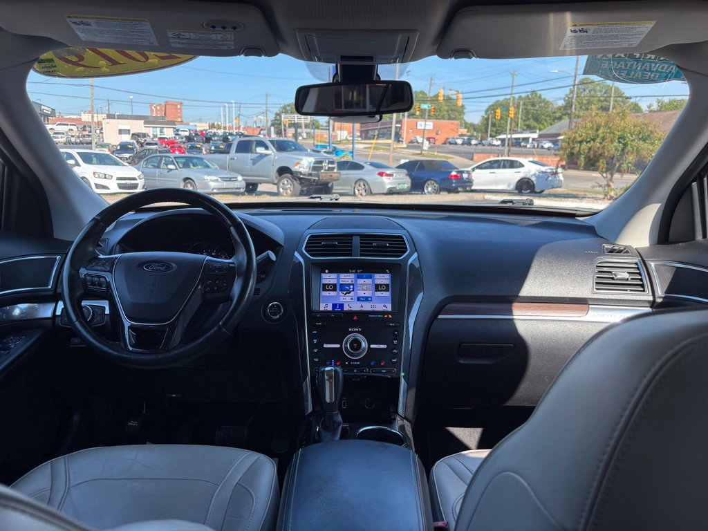 Used 2019 Ford Explorer Limited w/ Limited Luxury Package FWD image 18