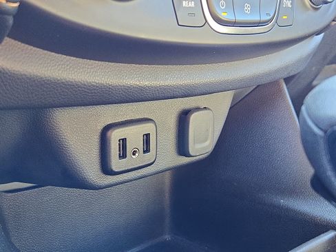 Used 2021 Chevrolet Traverse LS image 9