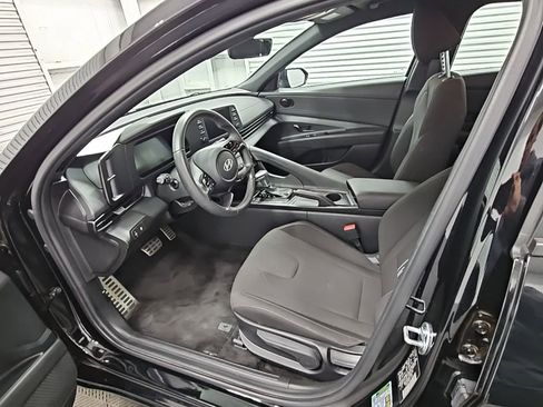 Used 2025 Hyundai Elantra Sport image 11