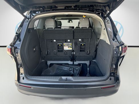Used 2024 Toyota Sienna XLE FWD image 25