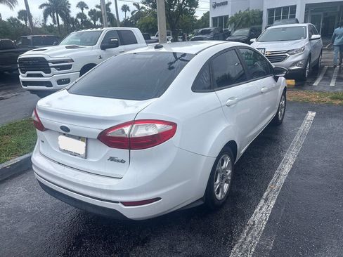Used 2016 Ford Fiesta SE FWD image 2