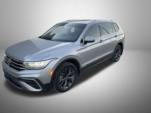 Used 2023 Volkswagen Tiguan SE w/ Panoramic Sunroof Package image 1