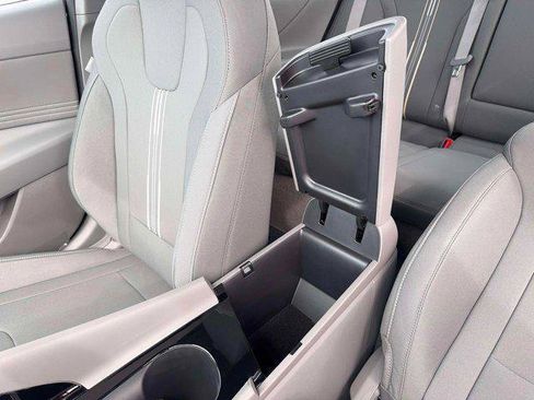 New 2026 Hyundai Elantra SEL Sport FWD image 18