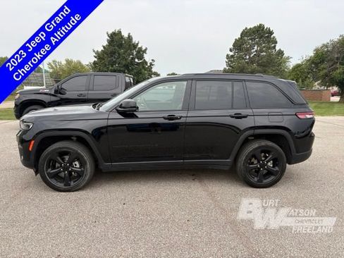 Used 2023 Jeep Grand Cherokee Altitude AWD/4WD image 3