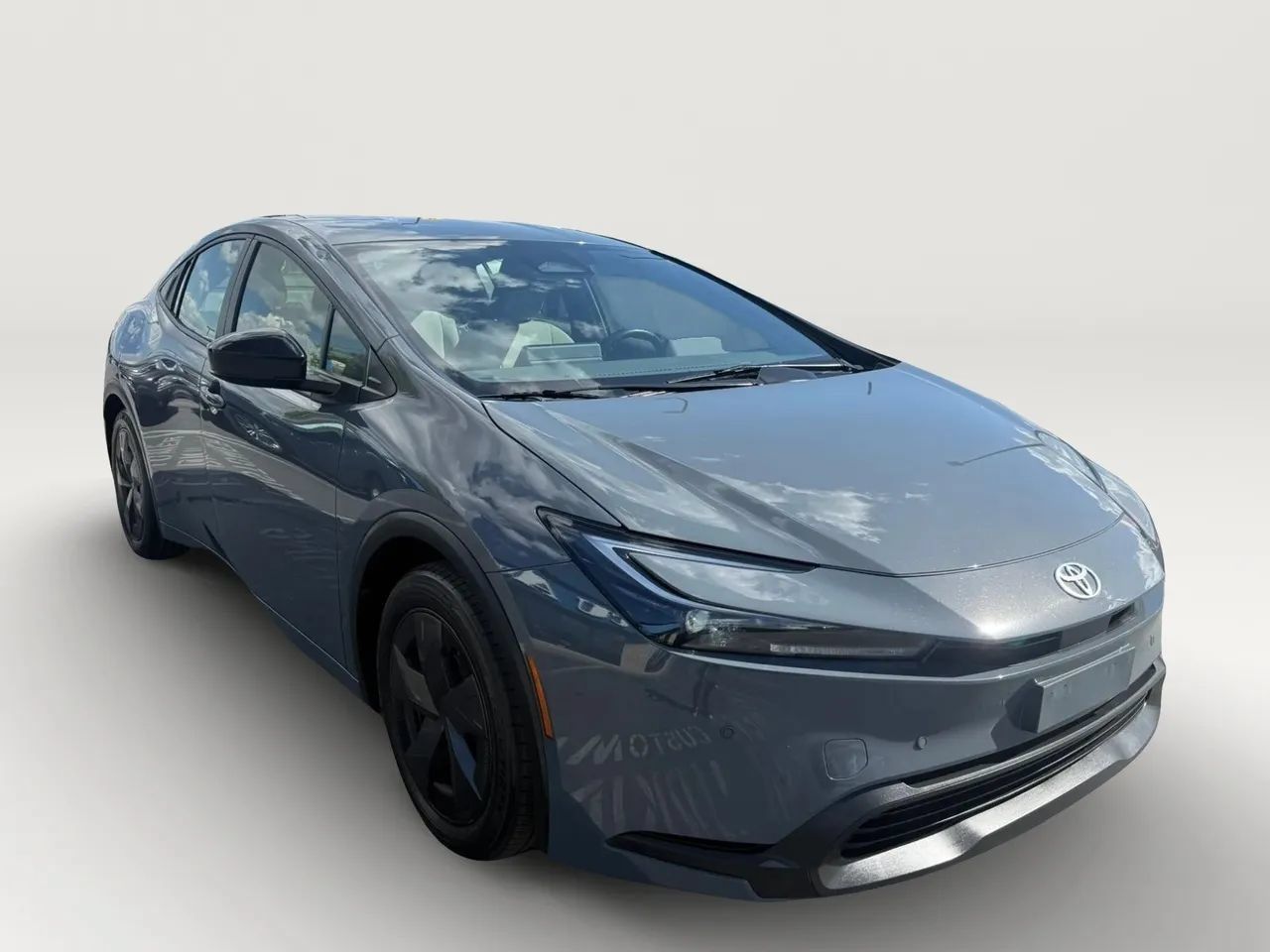 Used 2025 Toyota Prius LE FWD image 1