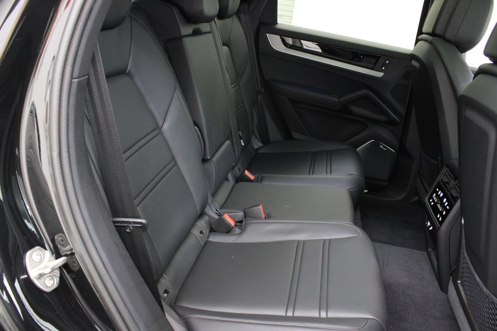 Used 2025 Porsche Cayenne S AWD/4WD image 28