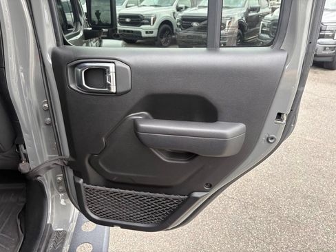 Used 2023 Jeep Wrangler Unlimited Rubicon w/ Cold Weather Group AWD/4WD image 20