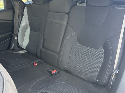 Used 2019 Jeep Cherokee Latitude w/ Popular Appearance Group FWD image 21