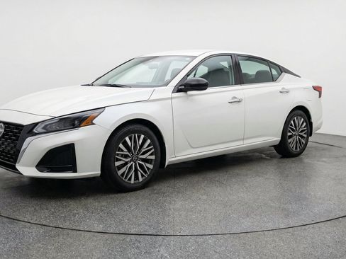 Used 2025 Nissan Altima 2.5 SV FWD image 3