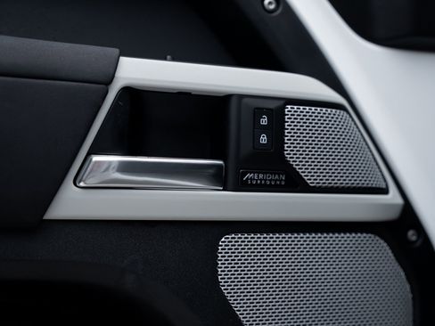 Used 2023 Land Rover Defender 130 SE image 57