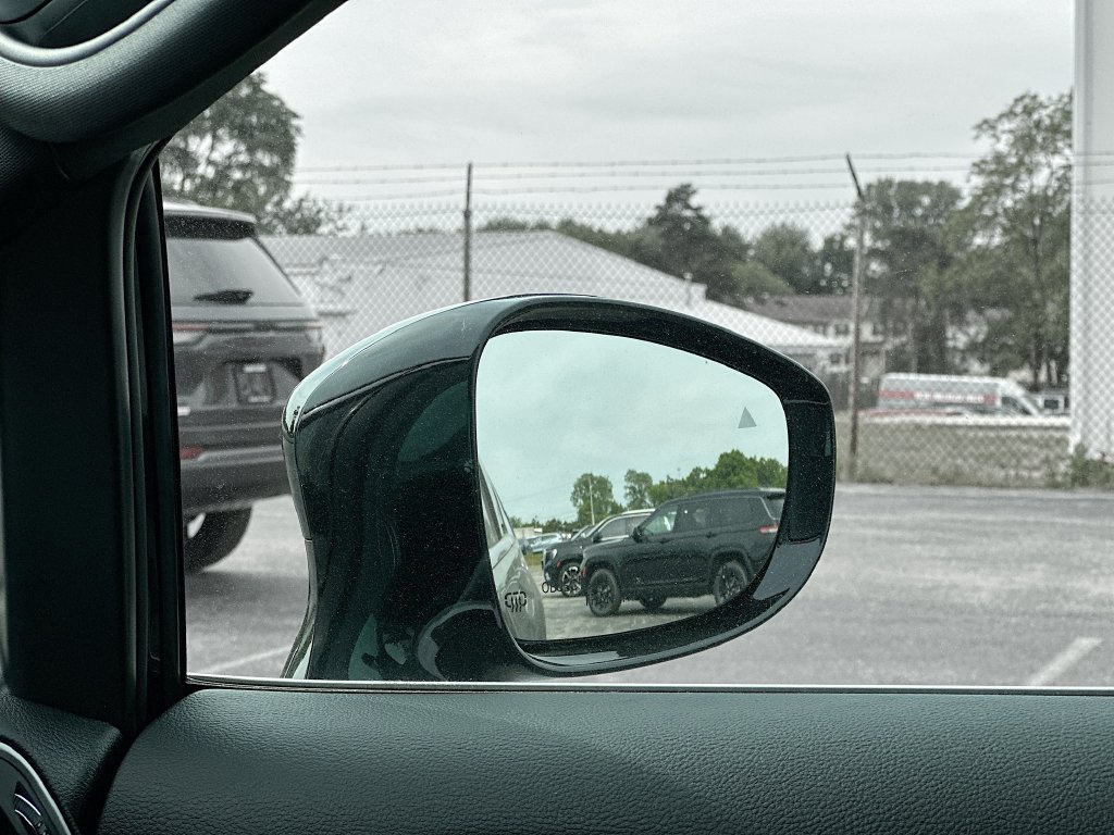 New 2027 Chrysler Pacifica Select FWD image 23