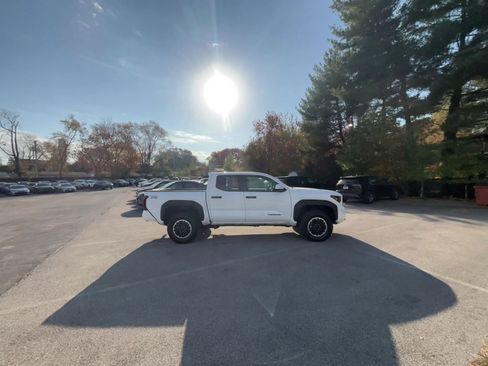 Used 2025 Toyota Tacoma TRD Off-Road image 15