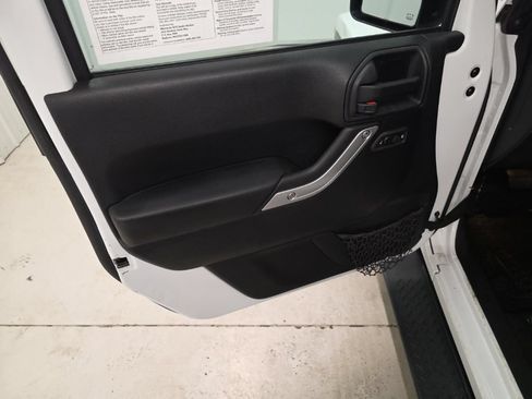 Used 2016 Jeep Wrangler Unlimited Rubicon w/ Connectivity Group AWD/4WD image 11