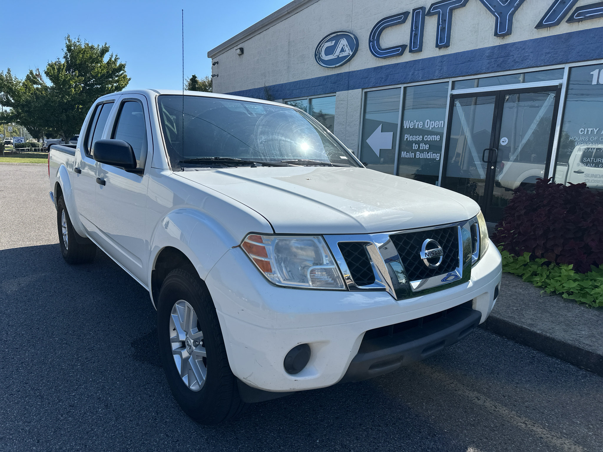 Used 2019 Nissan Frontier SV RWD image 2
