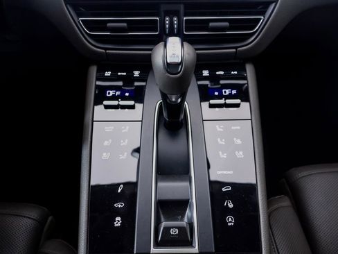 Certified 2024 Porsche Macan image 20